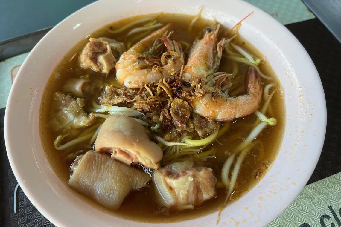 蔡静怡推荐亚逸拉惹熟食中心的如切虾面，尤其是猪尾虾面汤。（受访者提供）