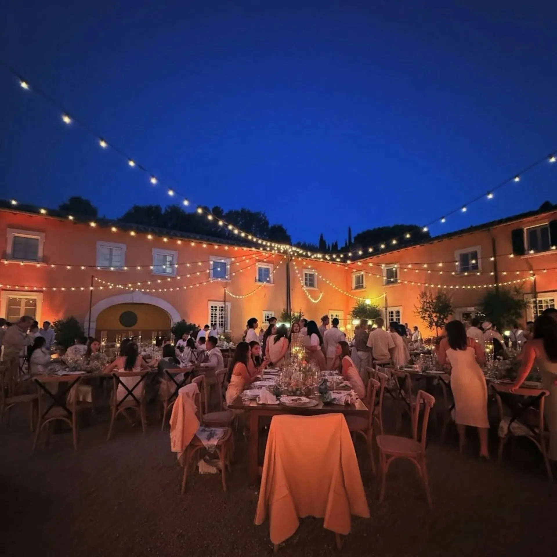 婚礼举行到晚上，气氛热闹。（取自Instagram）