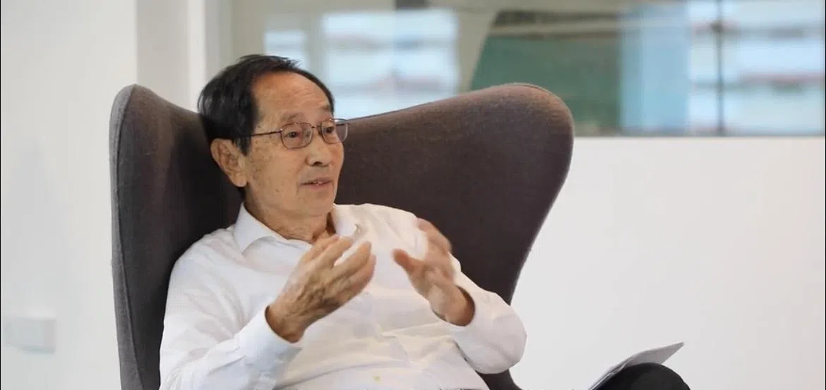 胡浪漫长子胡鸿展接受《联合早报》访问，披露父亲生前重要的人生与事业里程碑。（专访视频截图）