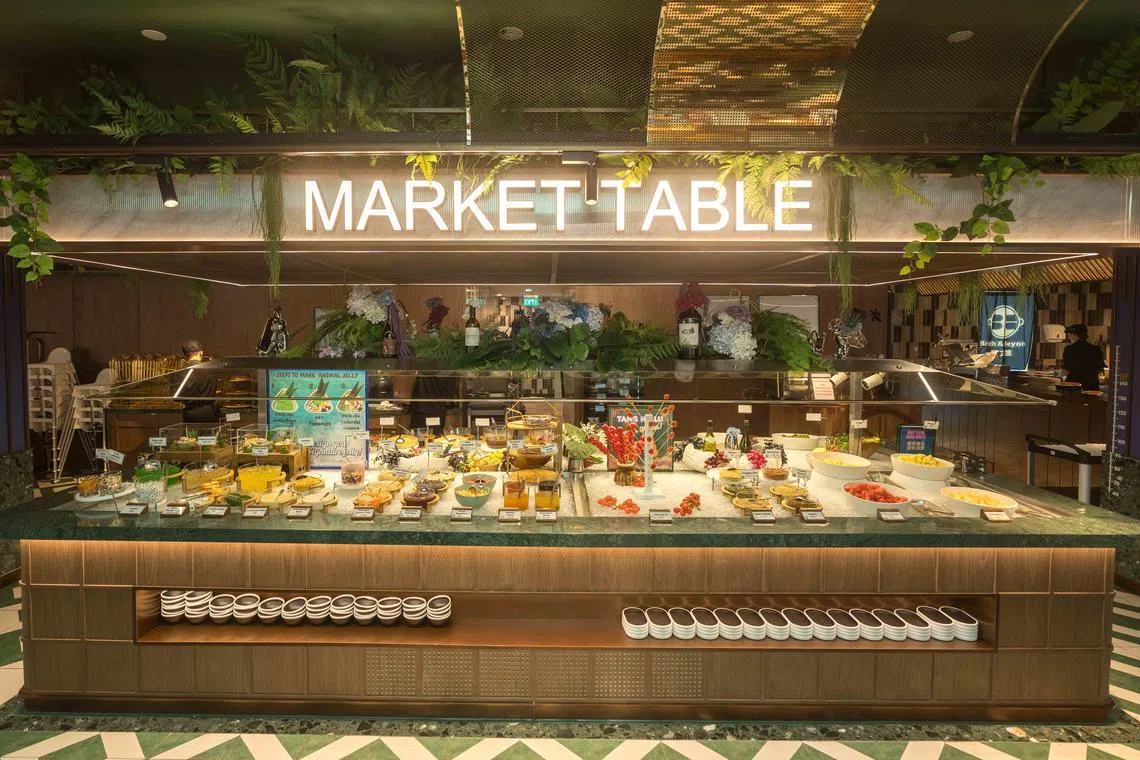 每人多付$4.99，可享用摆放在小料甜点自选区的超过50种开胃菜、调味酱和甜品小食。（餐馆提供）