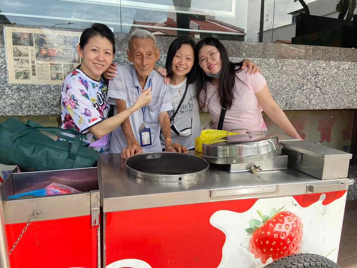  好心公众过去一周主动帮黄哲文（左二）卖雪糕。（取自脸书）