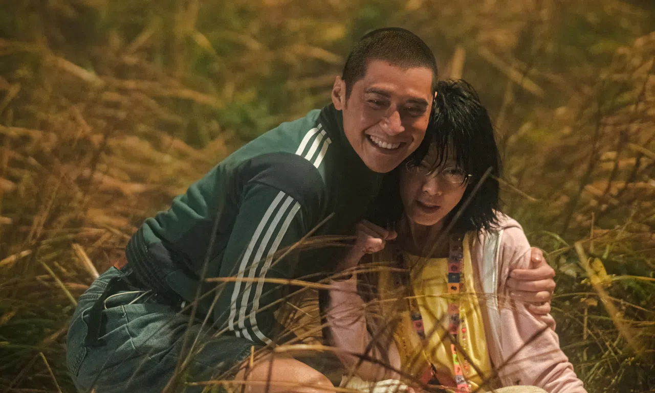 廖子妤（右）与陈家乐在争议性港片《像我这样的爱情》中精彩对戏。（新加坡电影协会提供）