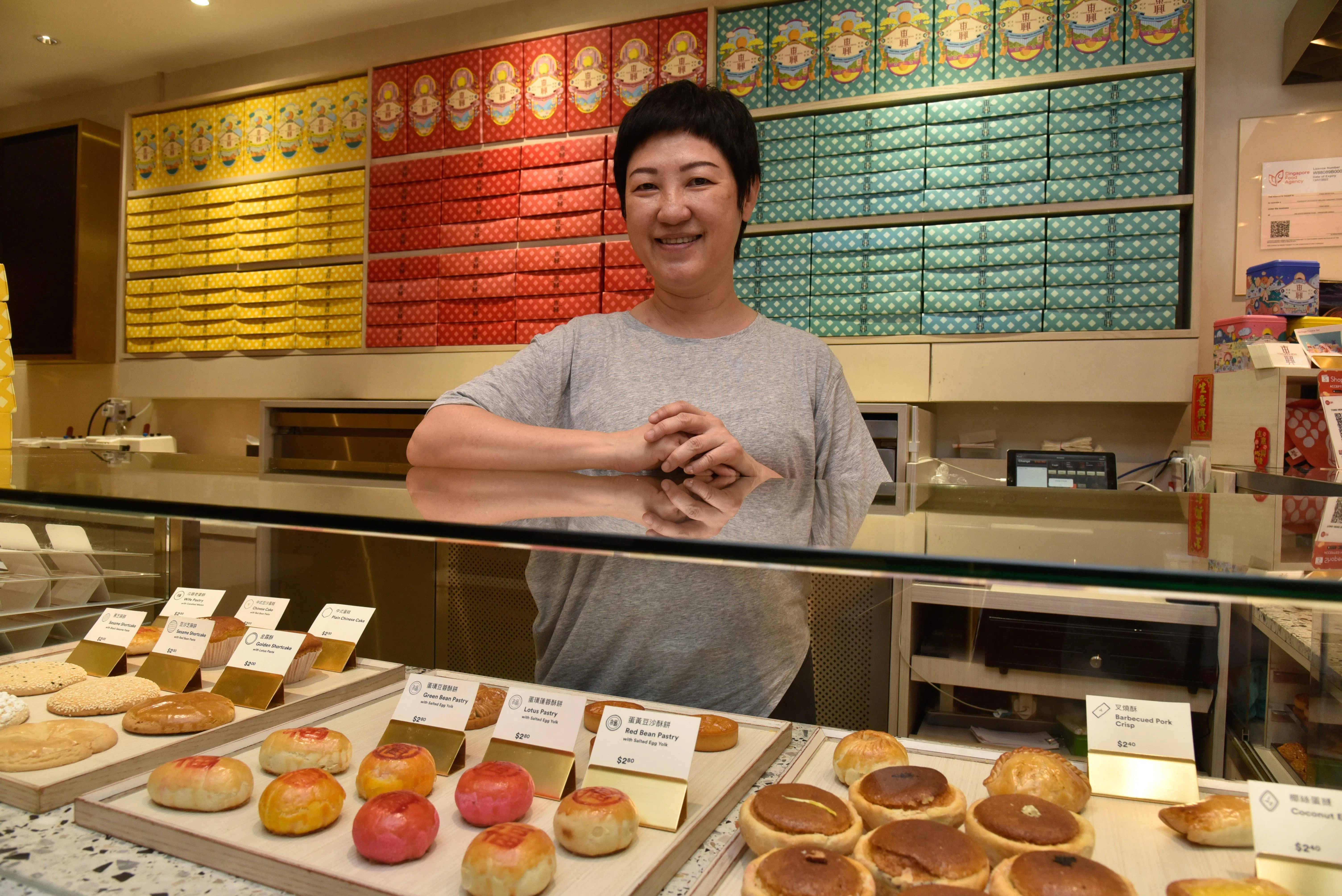 东兴饼家已有88个年头，如今由第四代负责人方慧明接手。（伍书永摄）