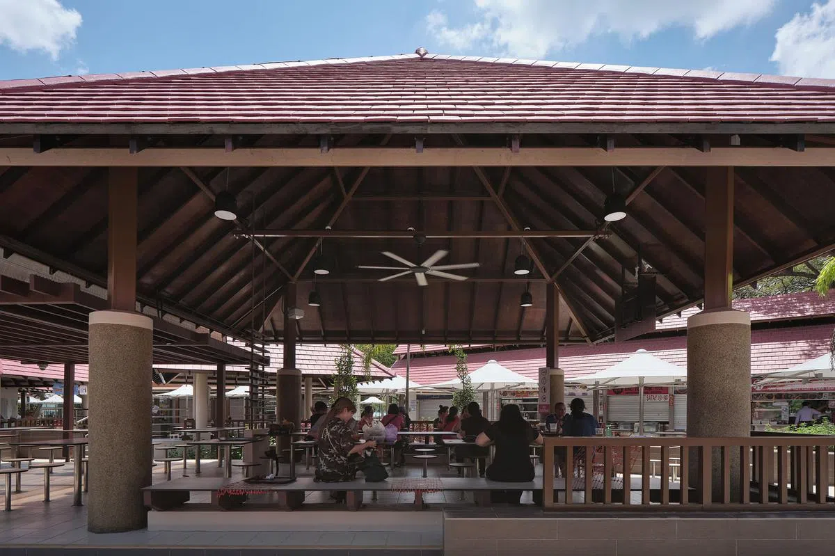 大凉亭和小亭子为东海岸湖美食村打造非一般的户外用餐体验。（王猷和摄）