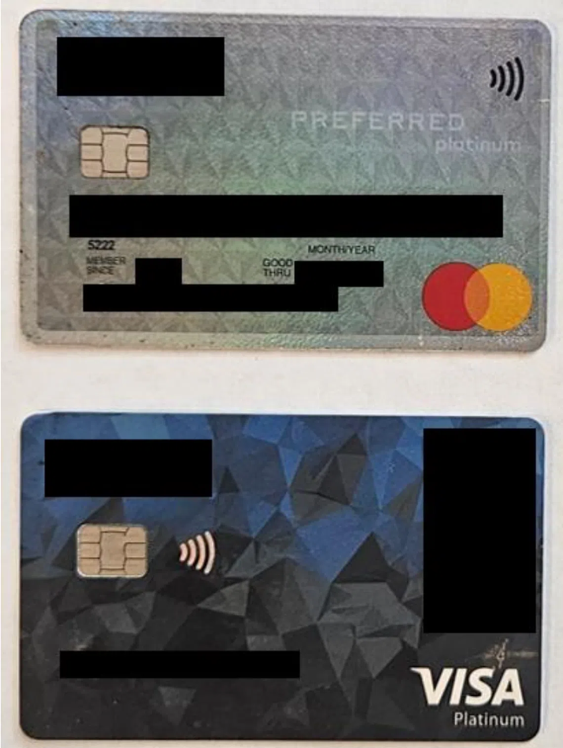 除了现金支票，警方事后还在男子身上起获两张来历不明的马来西亚大华银行提款卡。（新加坡警察部队提供）