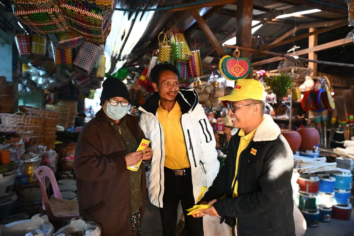 在曼德勒省的彬乌伦镇，缅甸人民党候选人上周在市场内走访选民拉票。（法新社）