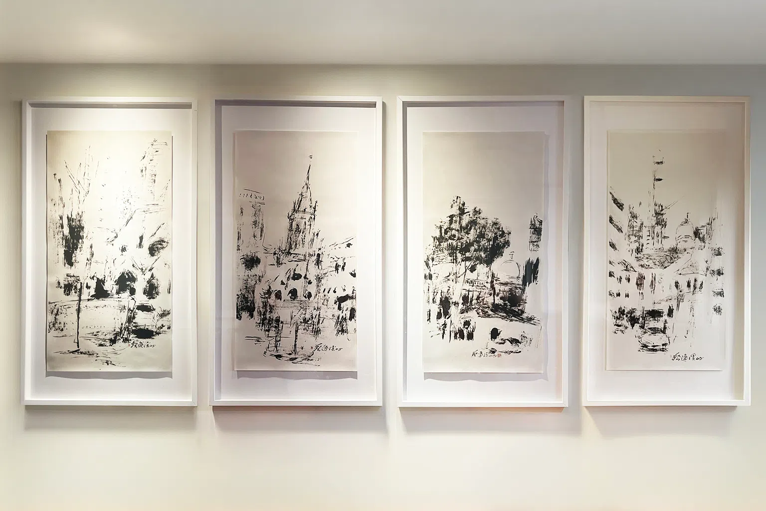 张东孝办公室内悬挂已故艺术家蔡逸溪《重回旧校园》系列水墨画，重现他们的母校公教中学昔日位于奎因街222号及滑铁卢街51号的校园景貌。（新报业媒体）