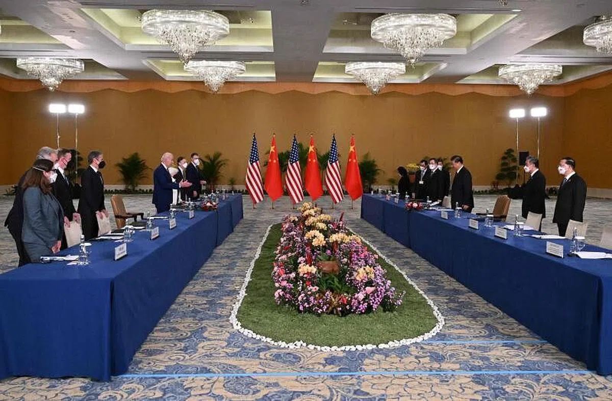 美国总统拜登（左）和中国国家主席习近平（右）首次面对面会晤正式开始。（法新社）