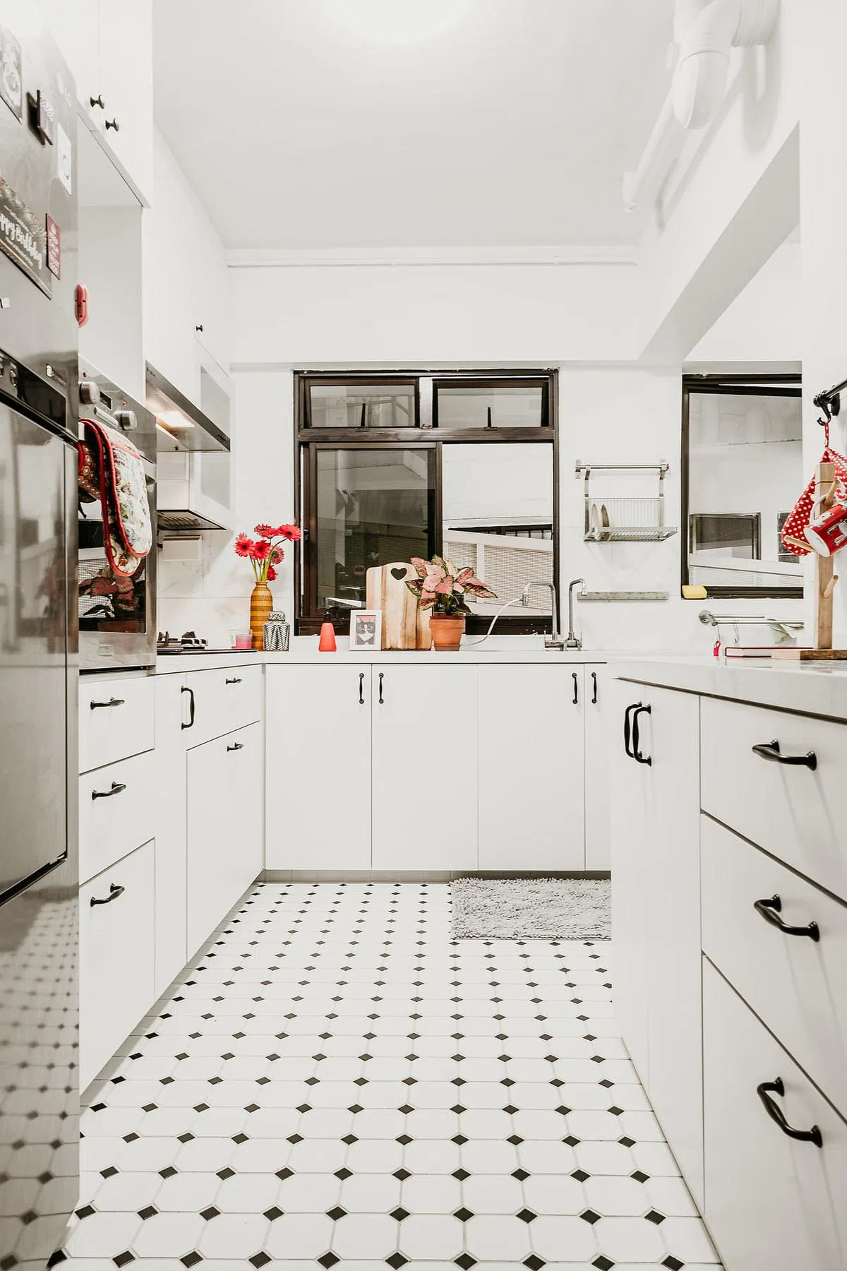 厨房装饰最接近庄园别墅风，黑白菱形边角地砖，呼应白色壁橱。设计师还特地为壁橱找来复古的黑把手。（Wood Works Studio提供照片）