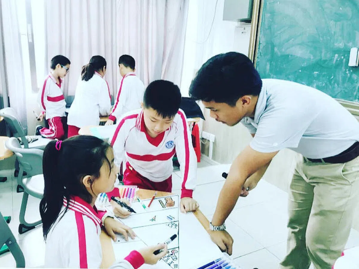 阿格鲍瓦（右）在中国广东一所学府任教。他鼓励菲律宾后辈前往中国留学，亲身体验中国，开拓视野。（受访者提供）