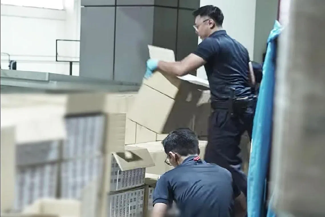 兀兰关卡的移民局人员发现罗厘的扫描图有异，于是指示罗厘接受进一步检查。（移民局脸书视频截图）