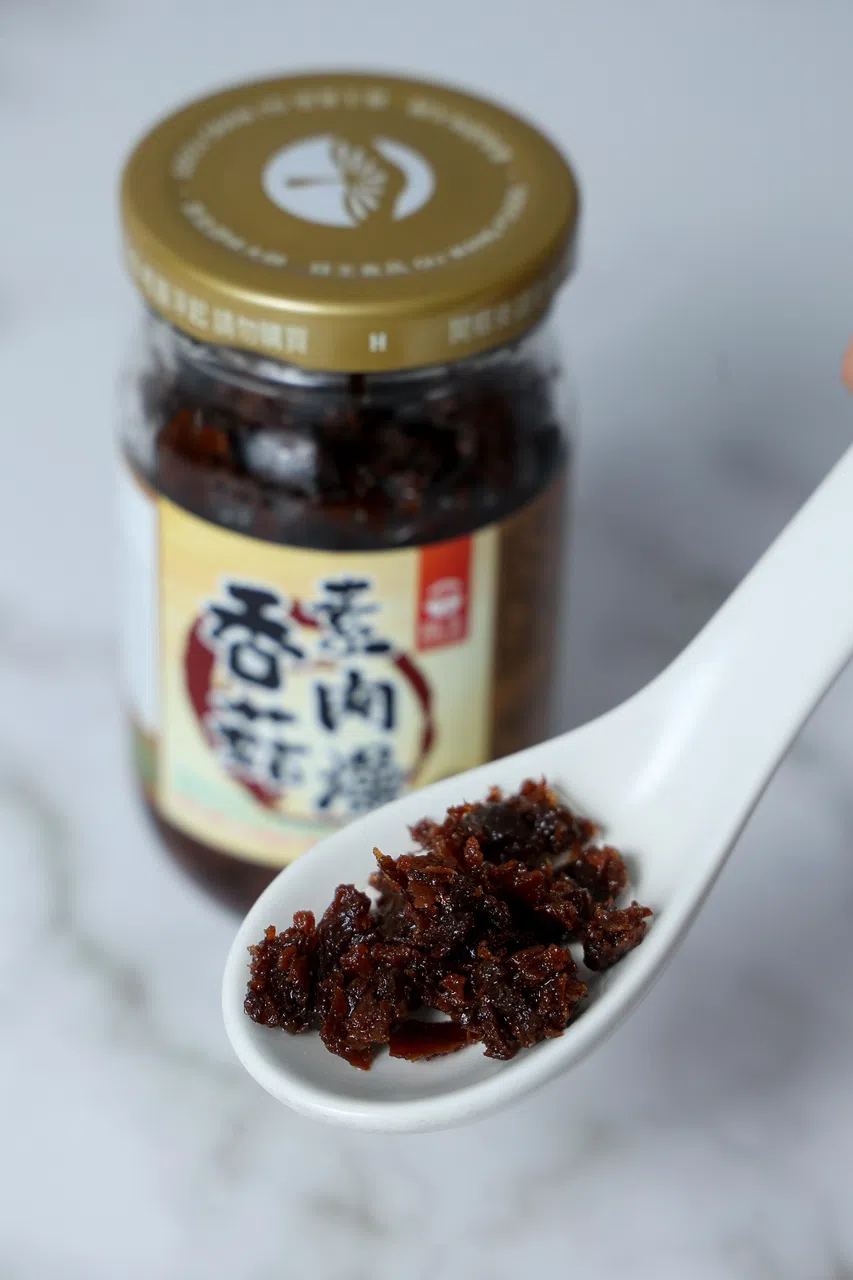 菇王香菇素肉燥主要材料是香菇与面筋，香菇富含蛋白质。（龙国雄摄）