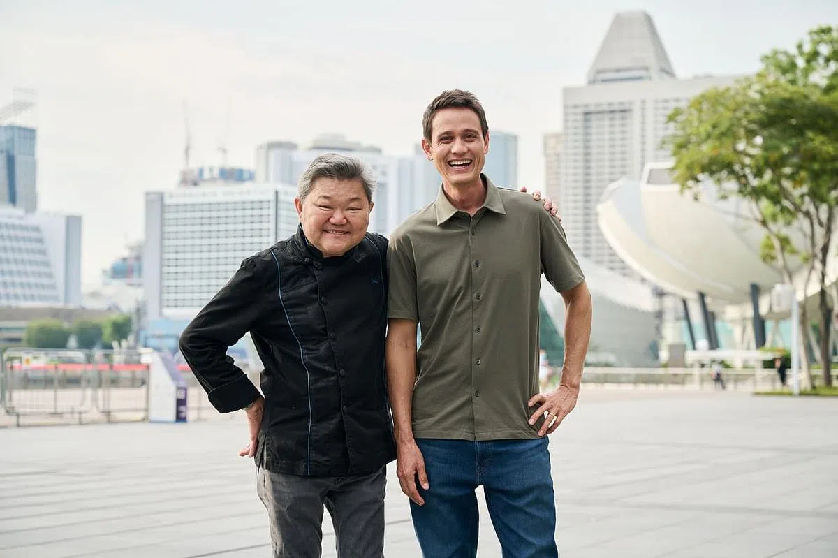 维恩斯（右）访问本地名厨郭文秀。