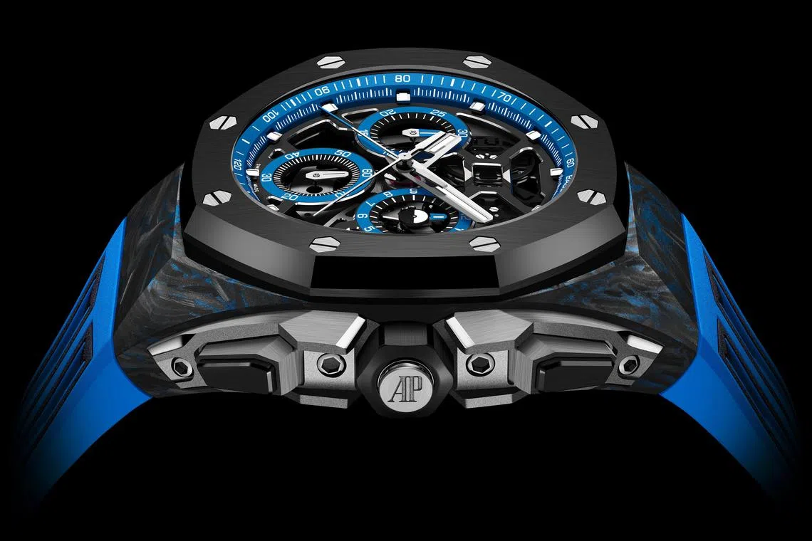 皇家橡树概念系列双追针计时两地时大日历腕表将飞返计时、双追针计时、两地时和大日历显示功能集于一身。（爱彼提供）