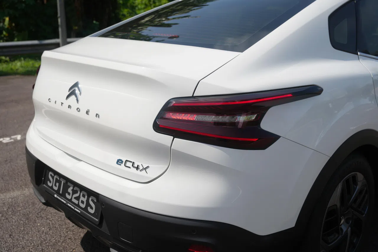 车尾顶部有一个微微突起的“小尾巴”，增添一丝运动感。（谢智扬摄）