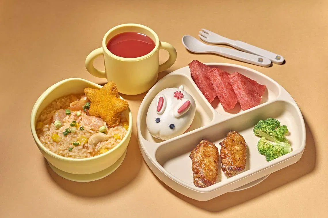 香烤鸡翅套餐包括茄汁海鲜烩饭及可爱兔兔紫薯包等。（餐馆提供）
