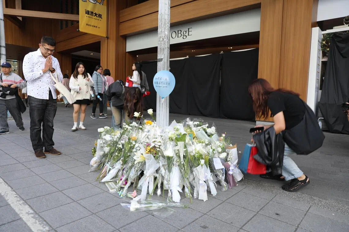 台湾民众星期六（12月20日）自发到台北捷运中山站附近献花，悼念袭击案遇难者。（中新社）