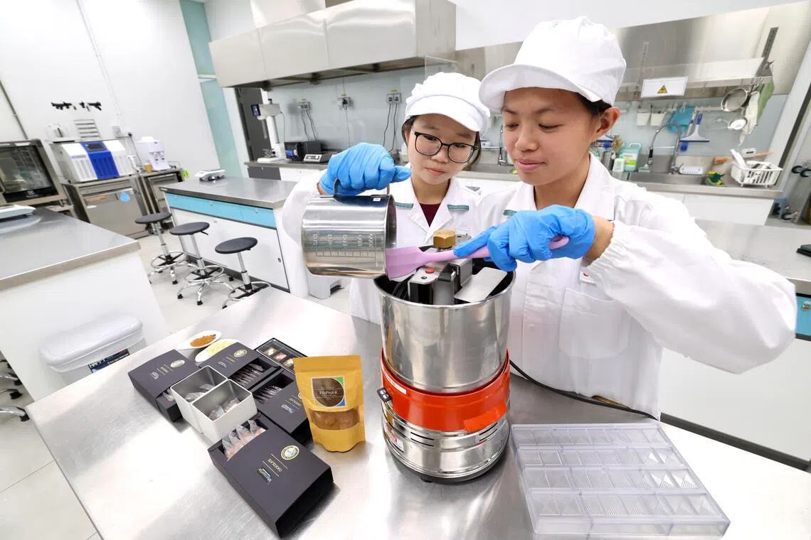 科研队在实验室里，成功利用豆渣和蘑菇制出可可替代品。（陈斌勤摄）