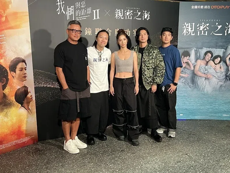 李铭顺（左起）、导演吕吉元、演员瑞玛席丹、福地祐介和胡玮杰出席《亲密之海》庆功宴。（互联网）