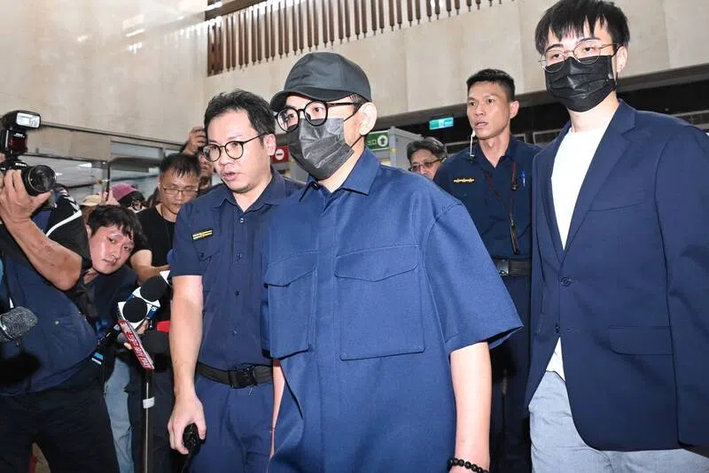 黄子佼抵达台北地检署，被大批媒体包围，他一语不发。（互联网）