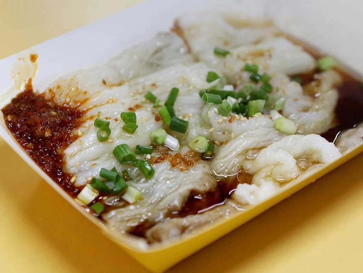 梁师傅肠粉以自磨生米粉制作肠粉，带米香和韧性。（龙国雄摄）