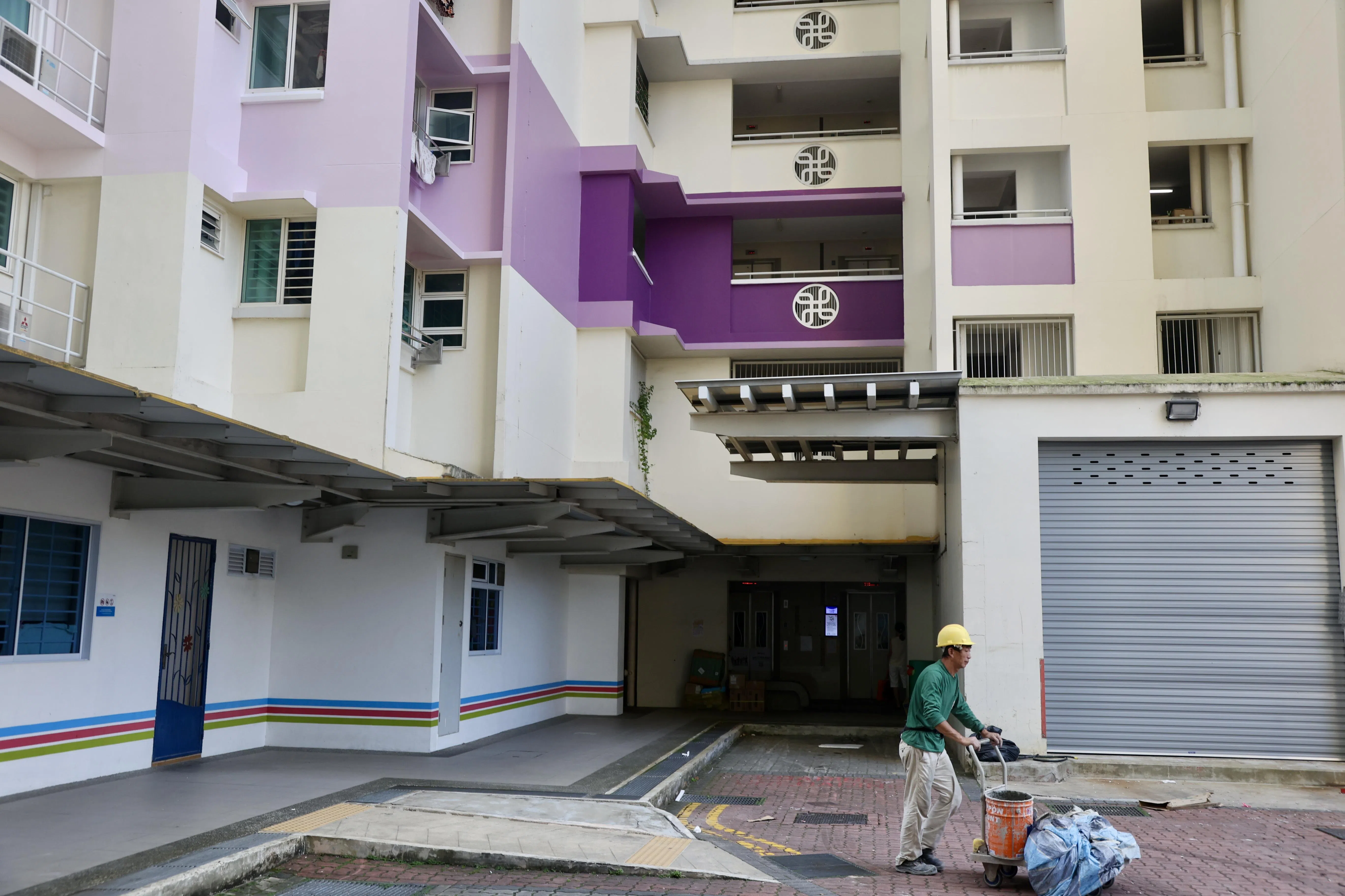 中峇鲁文忠路第9A座组屋的外墙近日被刷上浓重紫色，引发居民不满。不少居民表示，不满原因包括有关当局未事先征求居民意见。（邝启聪摄）