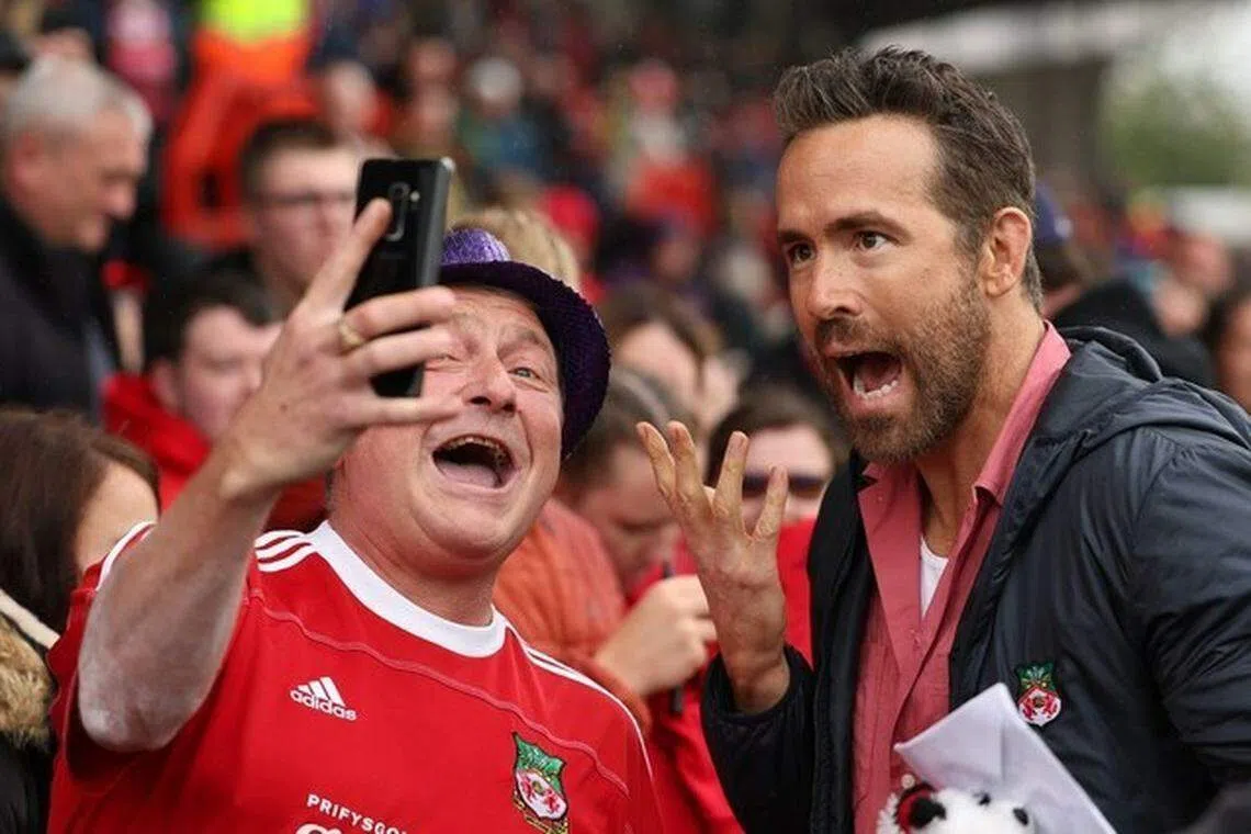 莱恩雷诺斯（右）亲自到场观战，与球迷打成一片。（互联网）