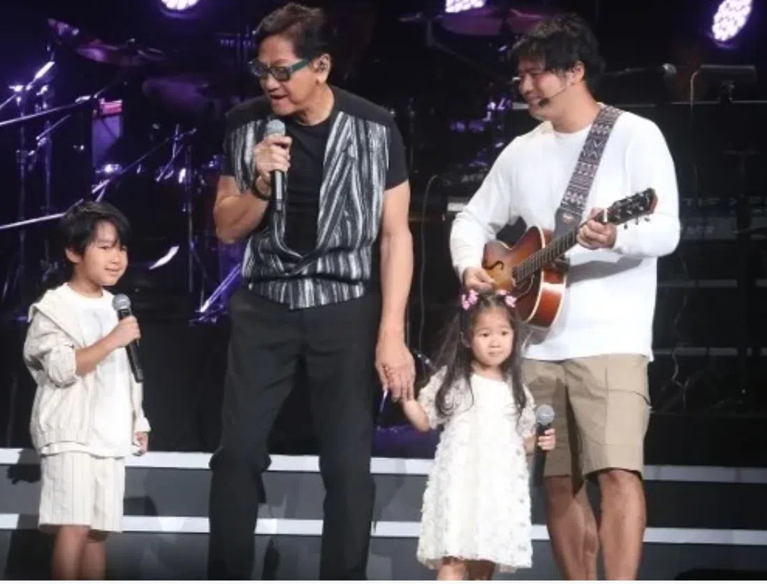 陈友（左）拉儿子（右一）和一对孙子女同台演唱，非常逗趣。（互联网）