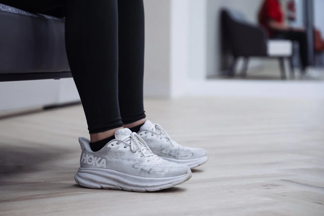 脚跟与沙发之间距离一步。（刘欣怡摄）