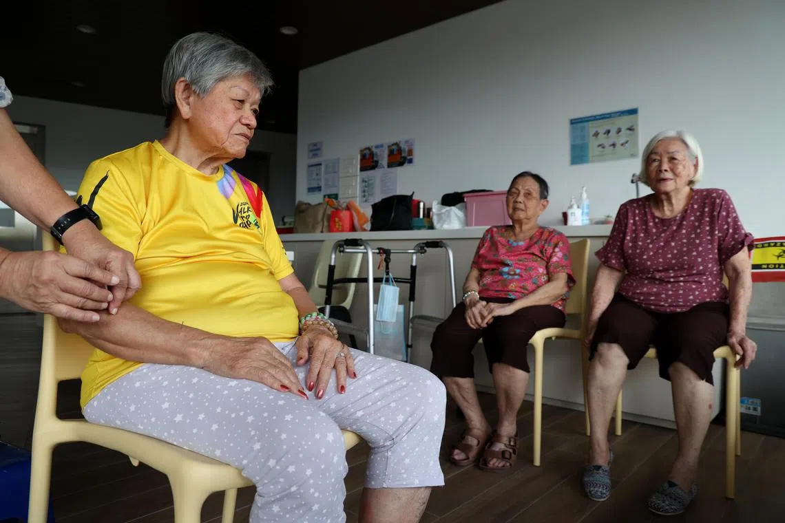 圣约翰养老院每周也为年长者安排中医服务如针灸，服务由众弘福利协会的义工免费提供。（梁麒麟摄）