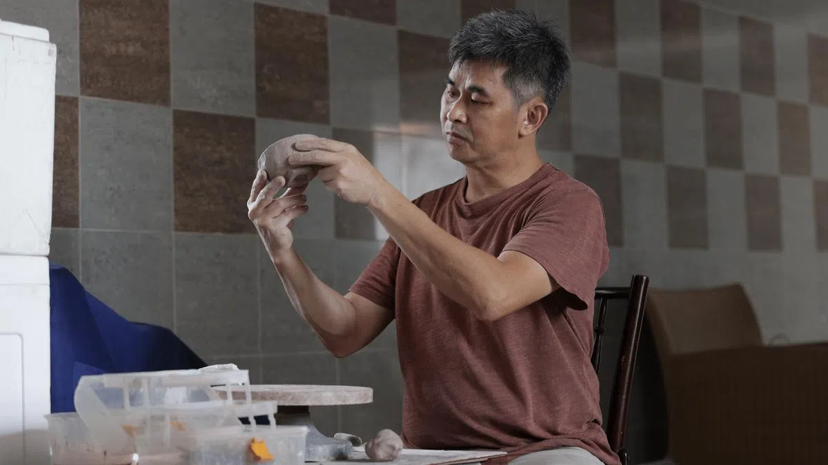 梁志贤建议初学者可从生活陶开始，做一些家里可用到的杯和碗。（视频截图）