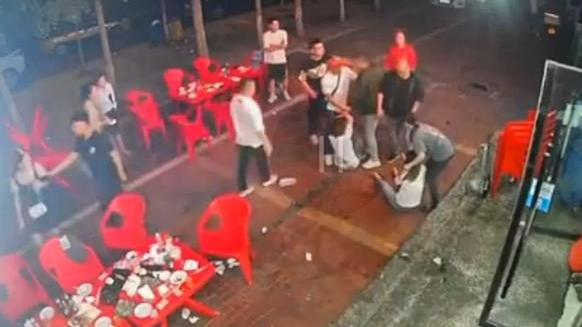 施暴者将女子拽到烧烤店外，继续毒打。（互联网）