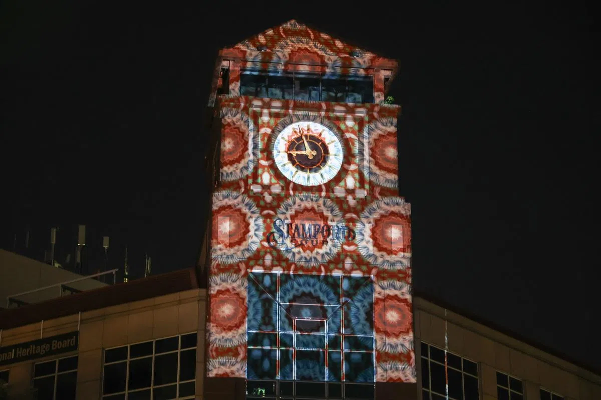 女画家陈佩文的投影秀作品《熔炉》。（李冠卫摄影）