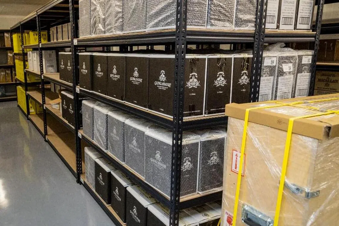 其他被查封的资产还包括多瓶酒类。（新加坡警察部队提供）