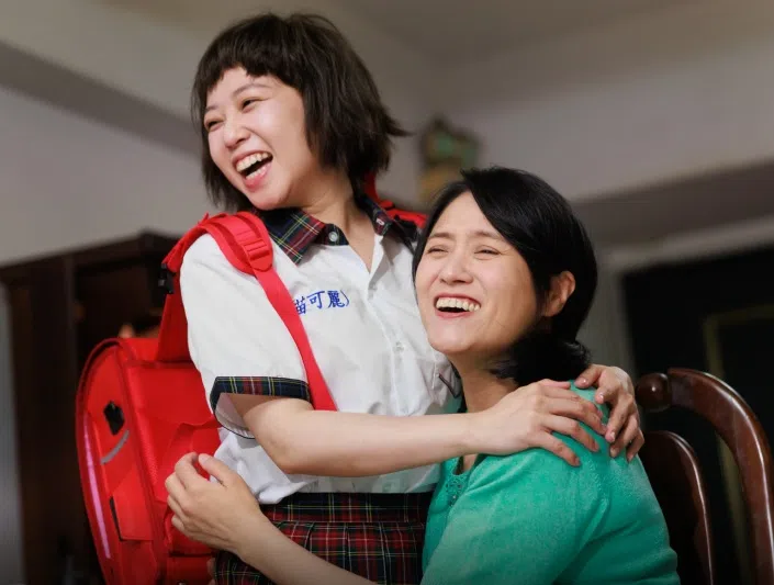 茵声（左）在短片中饰演年少时的苗可丽，海芬（右）则饰演她的妈妈。（互联网）