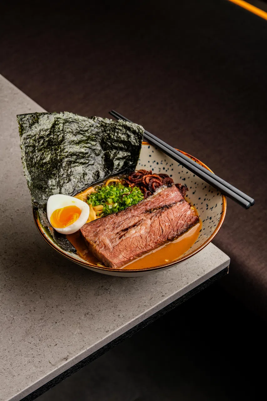 One Prawn & Co的烟熏牛腩拉面选用200天谷饲澳大利亚安格斯牛腩，以苹果木烟熏慢烤16小时，打造烟熏风味。（餐馆提供）