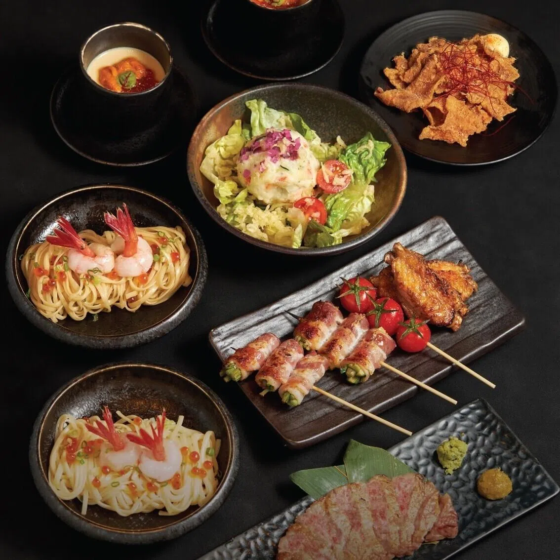 松喜屋六道式情套餐包括茶碗蒸、沙拉、脆鸡皮、串烧拼盘、A4和牛及虾仁稻庭乌冬面。（餐馆提供）