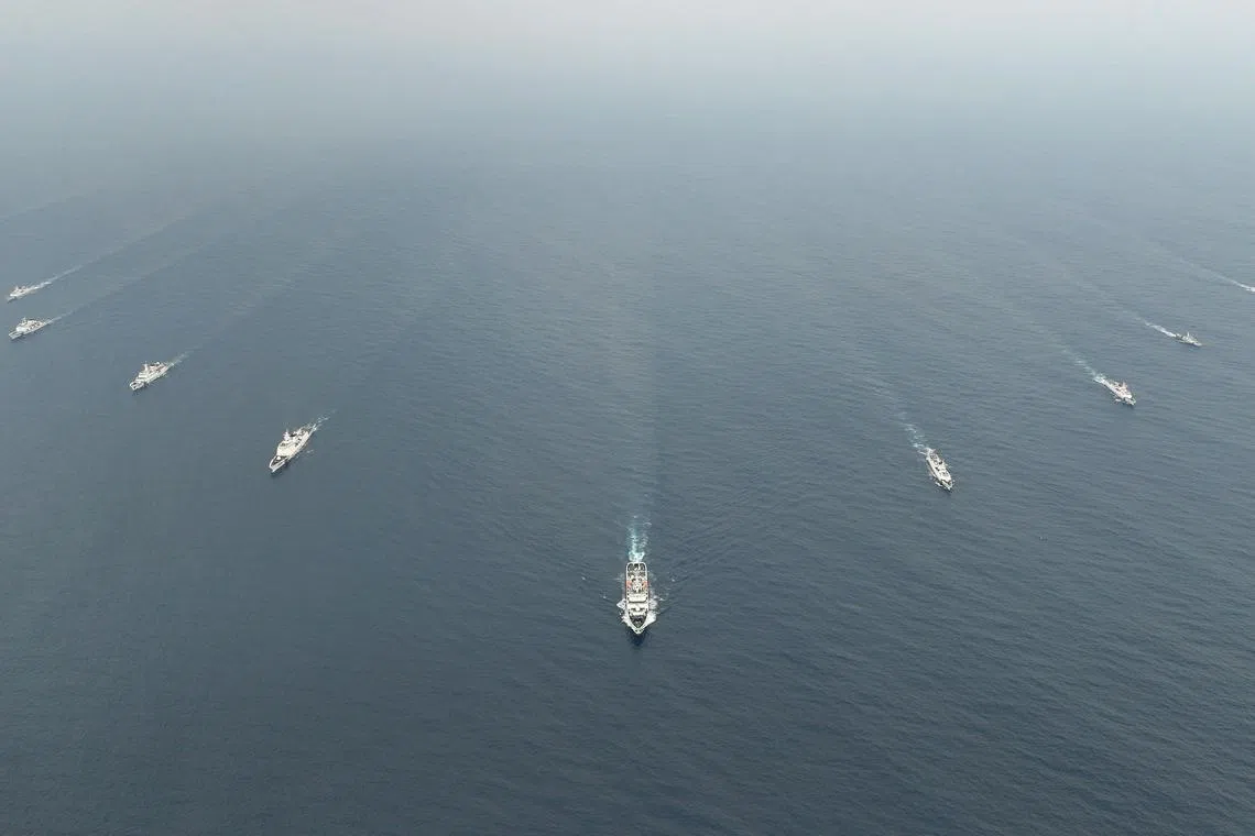 在新华社5月17日最新发布的照片中，有一张显示了至少九艘中国舰艇在海上如扇子般排开航行的画面。（新华社）