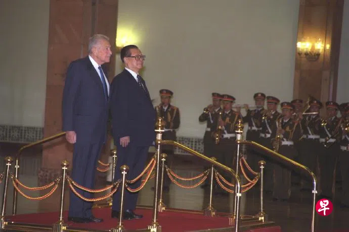 1999年时任中国国家主席的江泽民，在北京人民大会堂为时任以色列总统的魏茨曼（Ezer Weizman）举行欢迎仪式。 （取自以色列驻华大使馆微博）