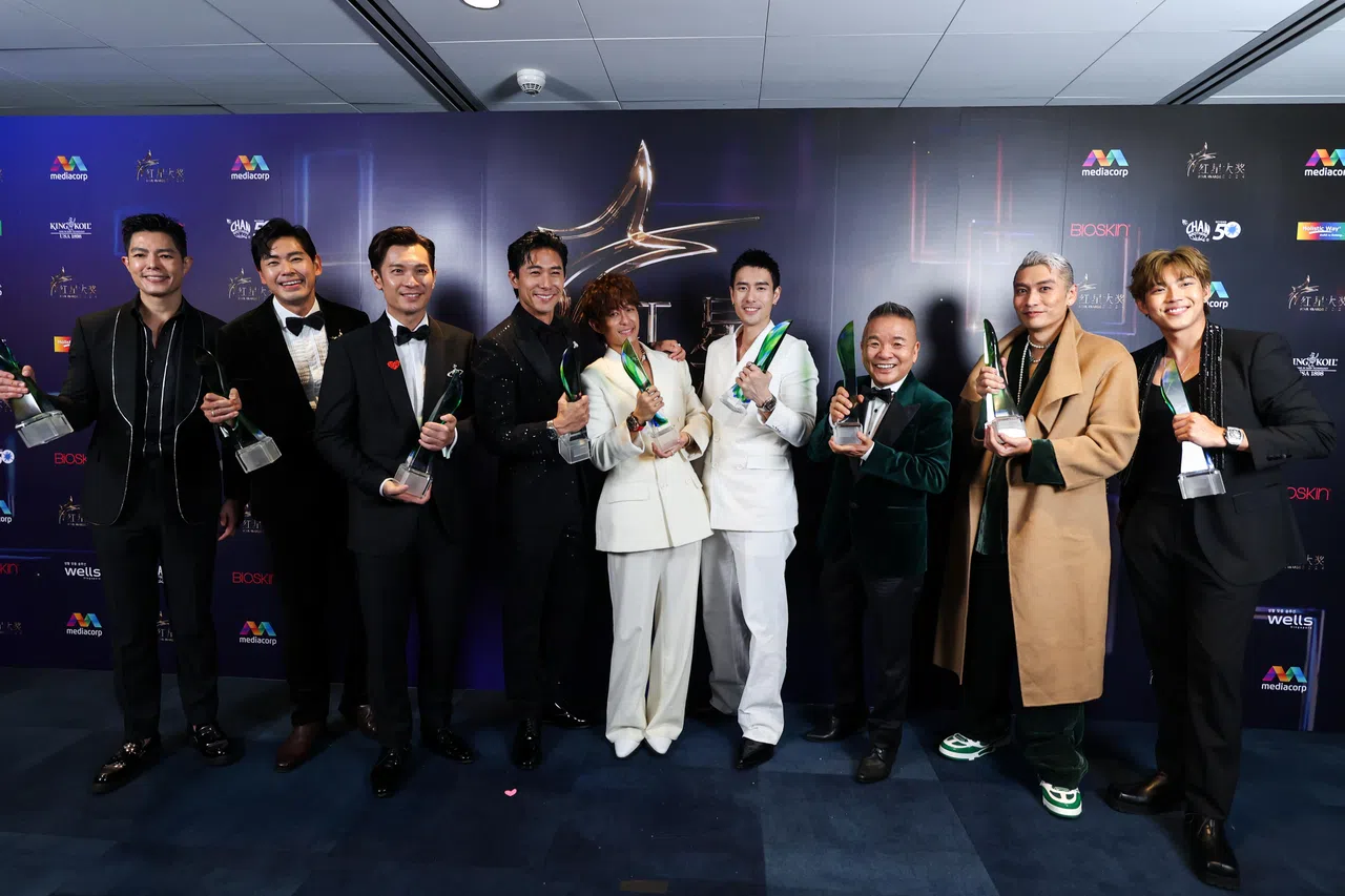 “红星大奖2024”十大最受欢迎男艺人包括张耀栋（左起）、陈罗密欧、陈泓宇、陈泂江、田铭耀、谢俊峰、陈建彬、吴万隆（Jeff Goh）、陈丰谚和缺席典礼的Pornsak。（白艳琳摄）