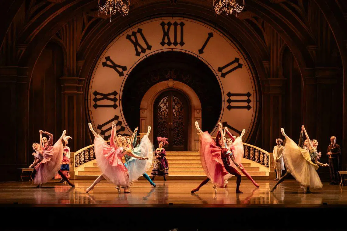 巨大的古典时钟布景，显示全新芭蕾舞剧《灰姑娘》的恢弘制作。（新加坡芭蕾舞团提供）