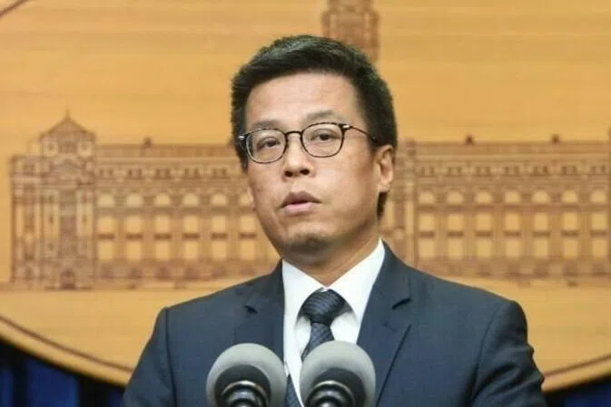 针对外界担忧美国总统特朗普可能在北京与中共总书记习近平会晤时，在台湾议题上作出让步，台湾国安会咨询委员黄重谚说，他“完全不会担心”，因为美国官方近期已多次明确表态，对台政策不会改变。