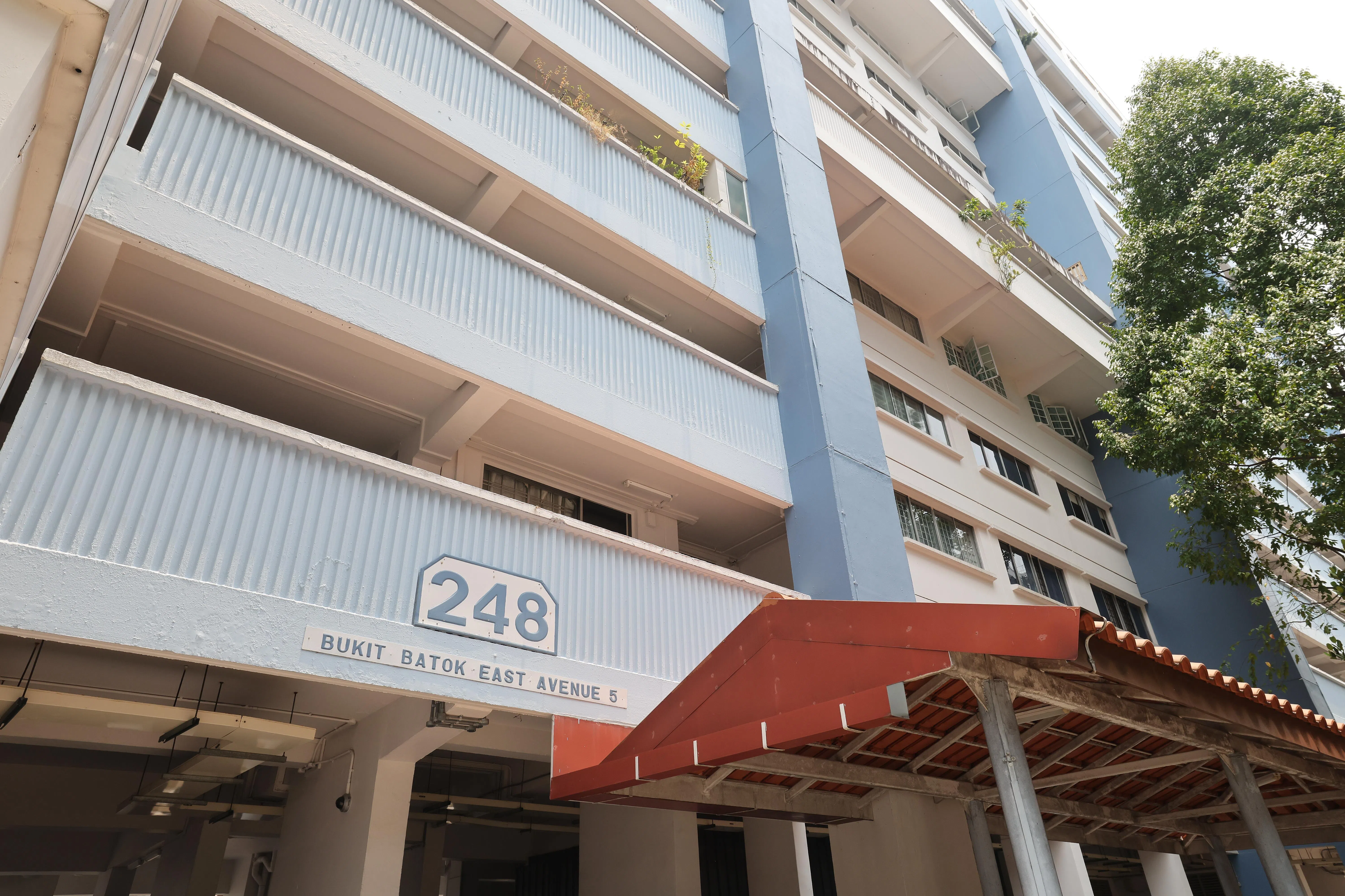 以大牌248的组屋为例，清楚可见图中右下角车站屋檐往上看的几个低楼层，全都左右不贯通。只有6楼和11楼设有左右贯通的公共走廊。其他楼层的居民须走楼梯到这些楼层，再沿着走廊走到另一端搭乘唯一运行的电梯。（唐家鸿摄）