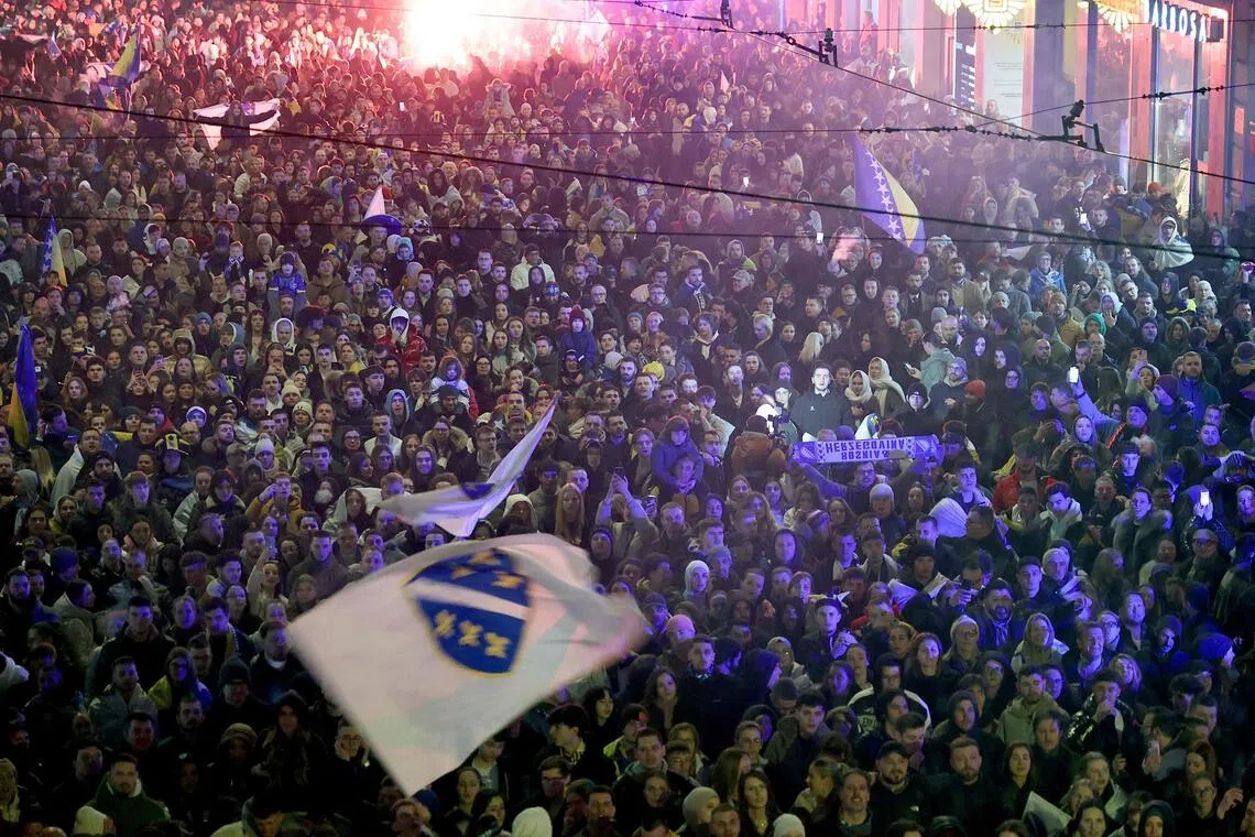 波黑球迷在球队阔别12年重返世界杯正赛后，涌向街头大事庆祝。（法新社）