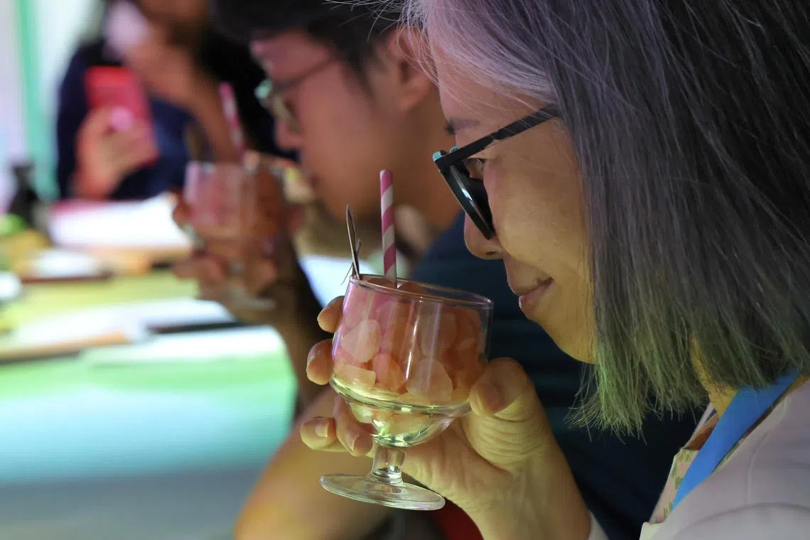 IFF根据5月份展开的本地调查结果，开发了一系列具本土特色风味的食品和香氛。图中宾客在品闻一款以我国知名鸡尾酒“新加坡司令”为灵感的香氛。（梁麒麟摄）