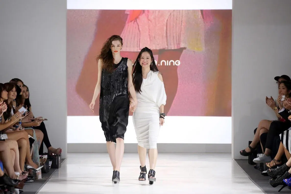 林宝宁（右）曾在不少时装展上呈献设计作品，包括2014年数码时装周。（受访者提供）