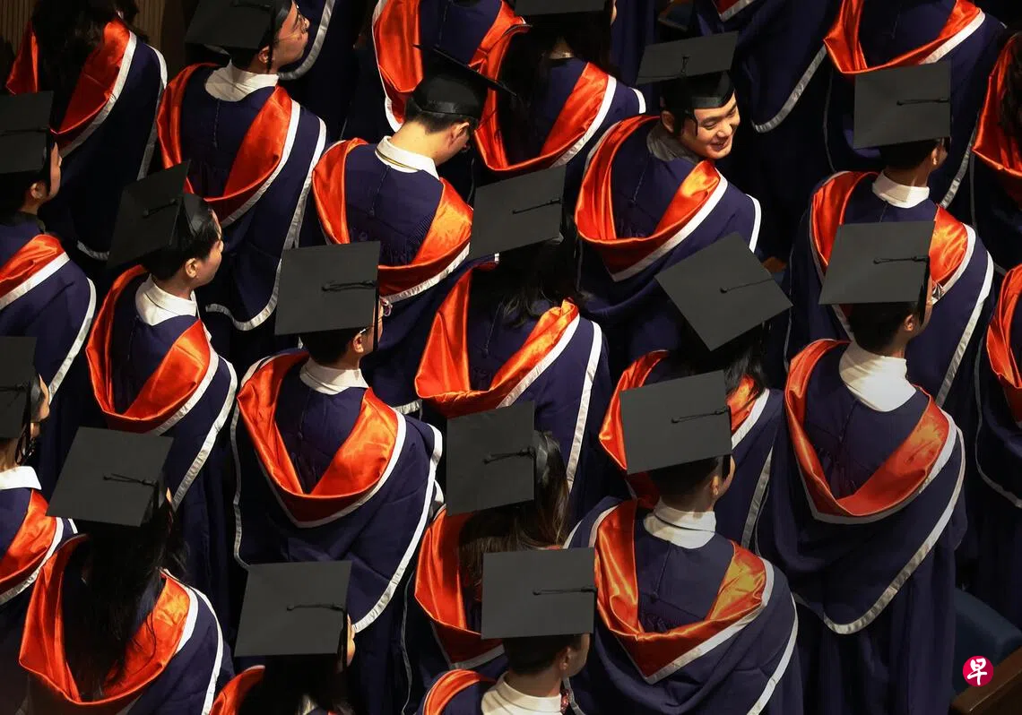 约1万8000名应届大学毕业生中，约两成在找工。人力部会继续检讨为应届毕业生提供的支援措施，帮助他们加强就业能力。 （档案照片）
