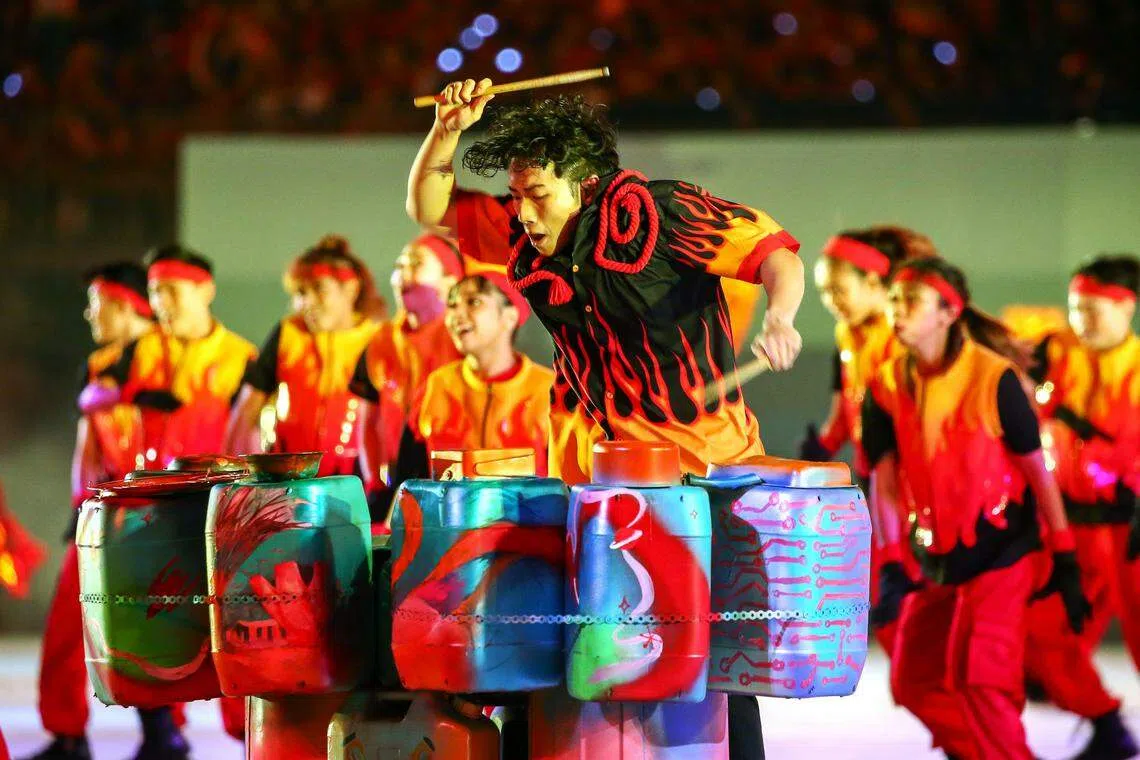 表演者舞动手中的鼓棒卖力演出，为国家呈献一场激情四射的国庆庆典。（卓祾祎摄）