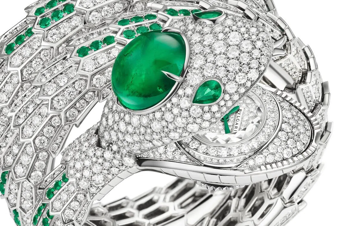 Serpenti Misteriosi Dragone Cabochon腕表，镶有一颗9.06克拉祖母绿圆形凸面宝石。（宝格丽提供）