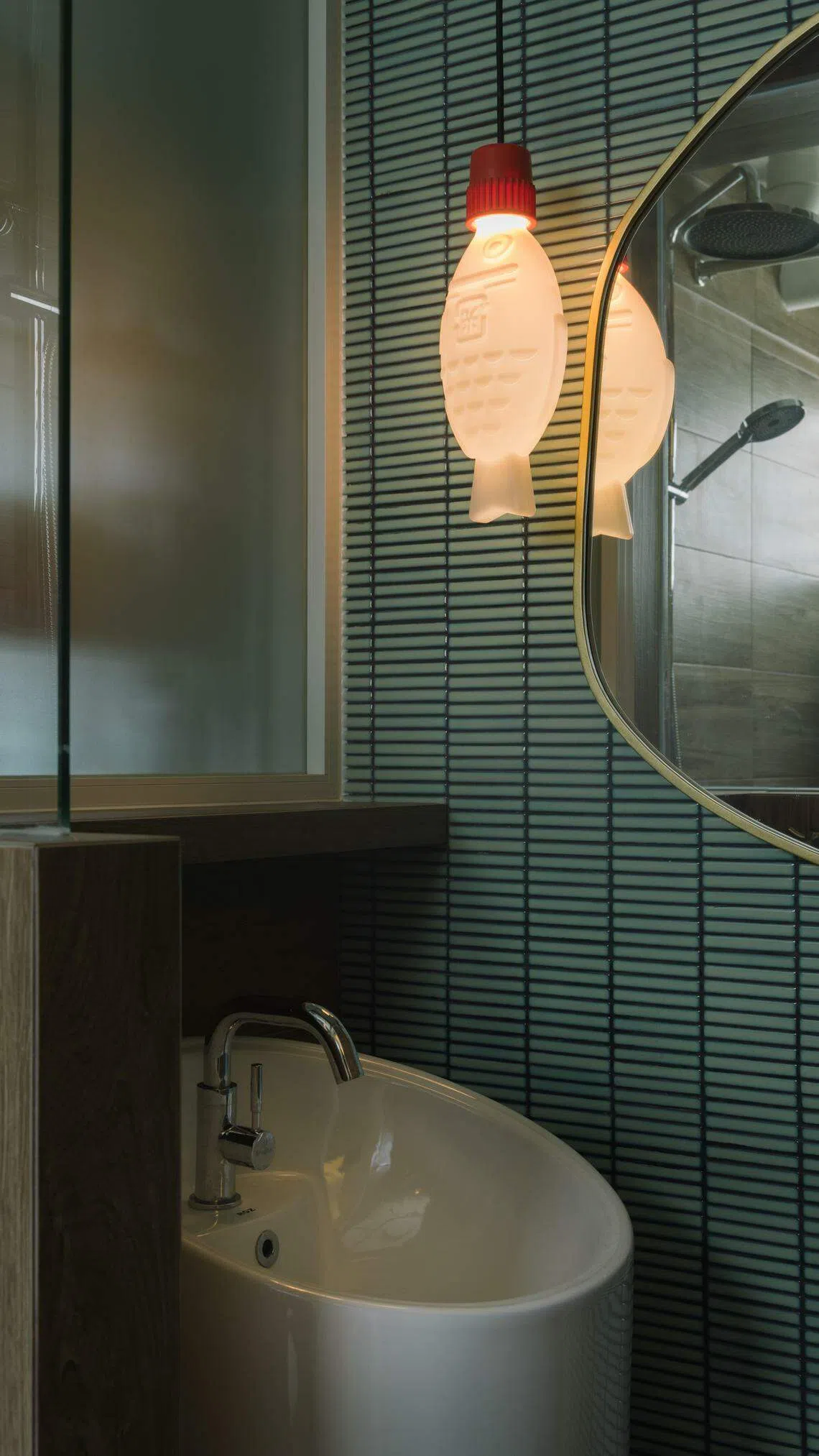 浴室挂有可爱的“鱼”灯。（Metre Architects）